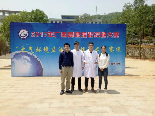 参赛同学与指导教师合影.jpg 参赛同学与指导教师合影.jpg